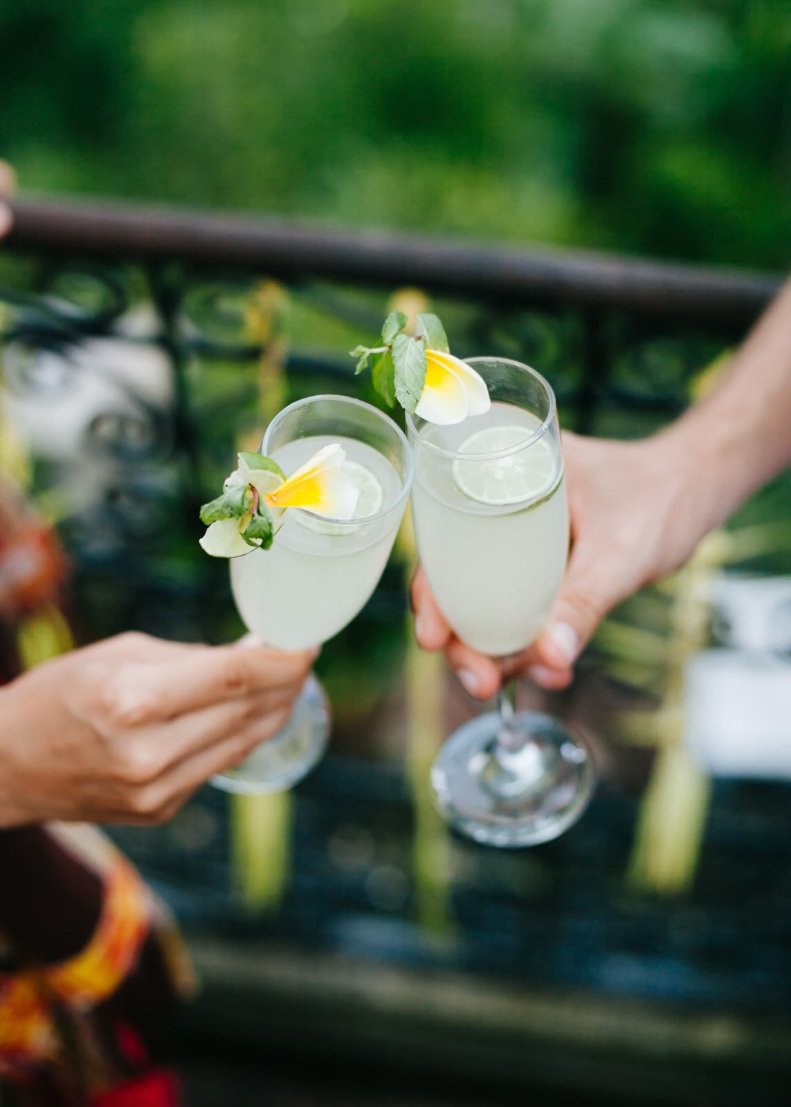 Dos personas brindando con dos copas con un refresco de limón