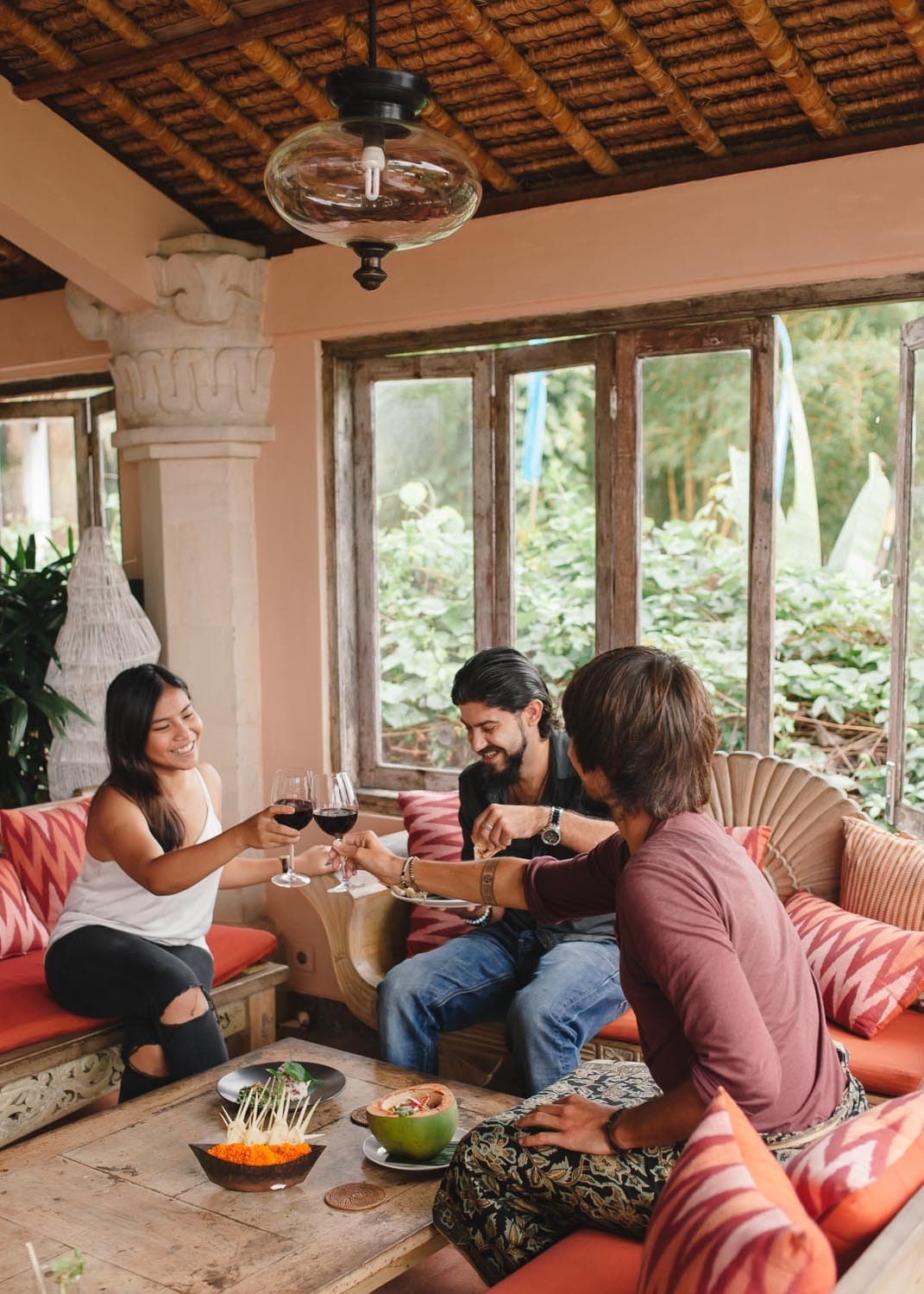 Fotografía profesional de un grupo de personas compartiendo mesa en un restaurante balinés