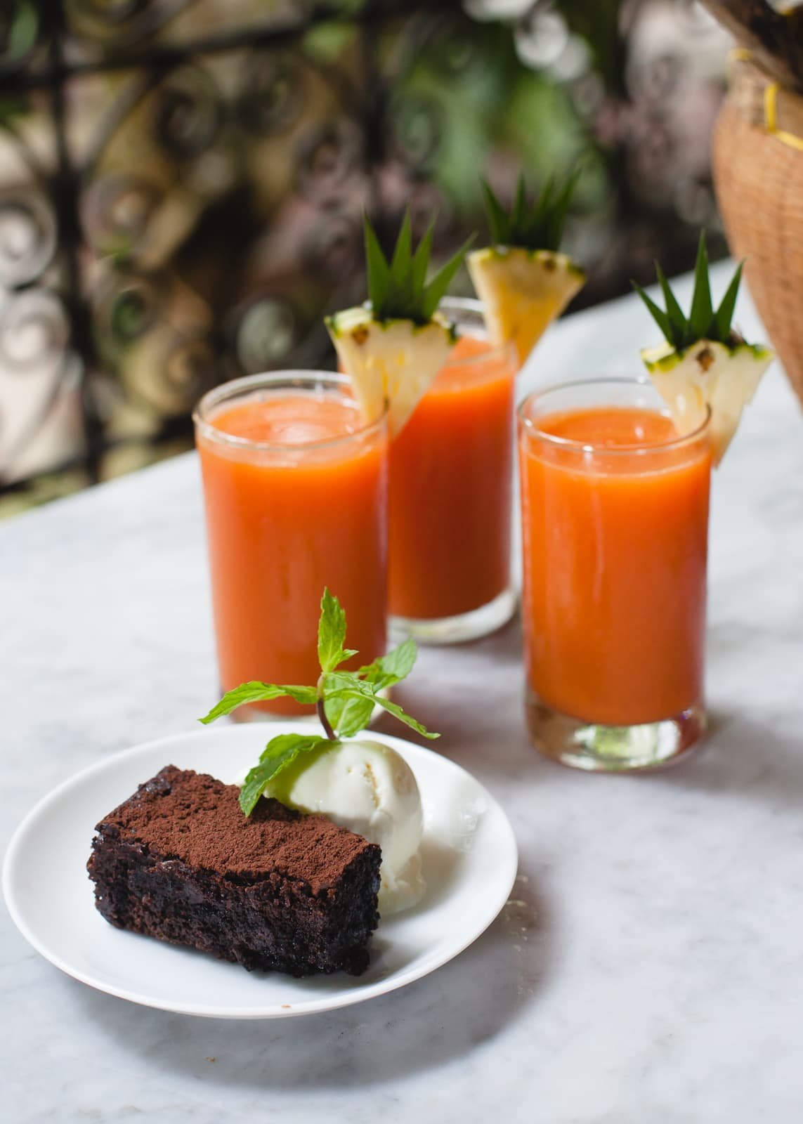 Fotografía profesional de un brownie de chocolate con yougur unos batidos de frutas