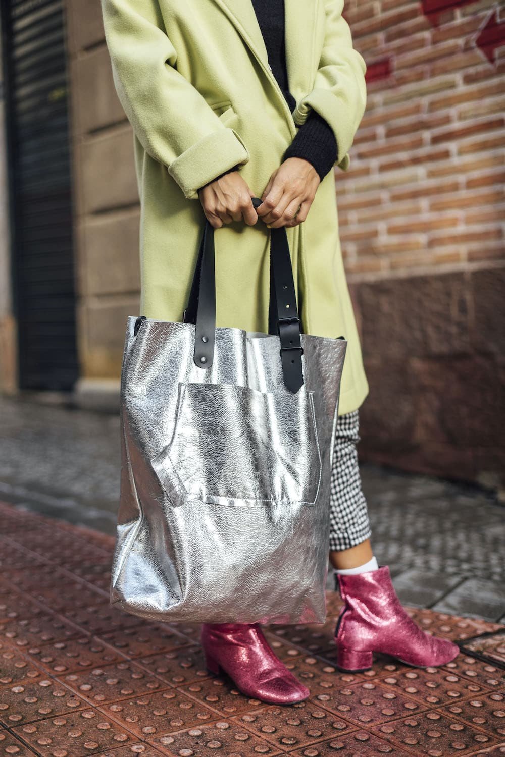 Fotografía profesional de una modelo con un bolso de cuero de fabricación artesanal en las calles de Bilbao