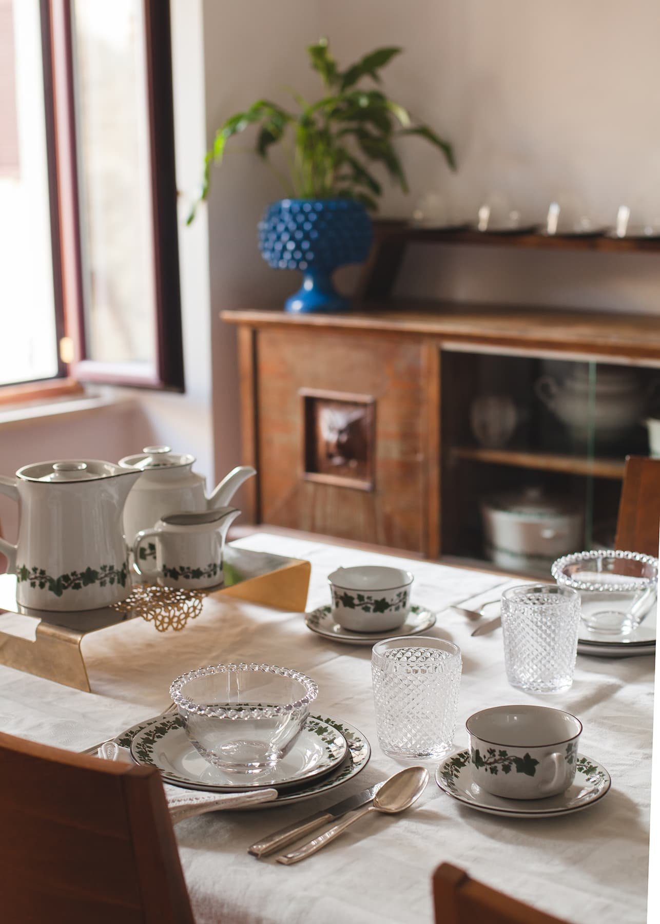 Cubertería sobre una mesa de desayuno en Villa Scarlino en la Toscana