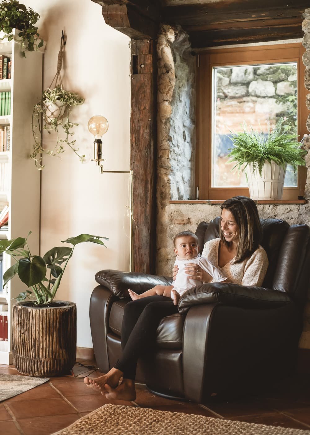 Fotografía profesional de familia en una casa rural