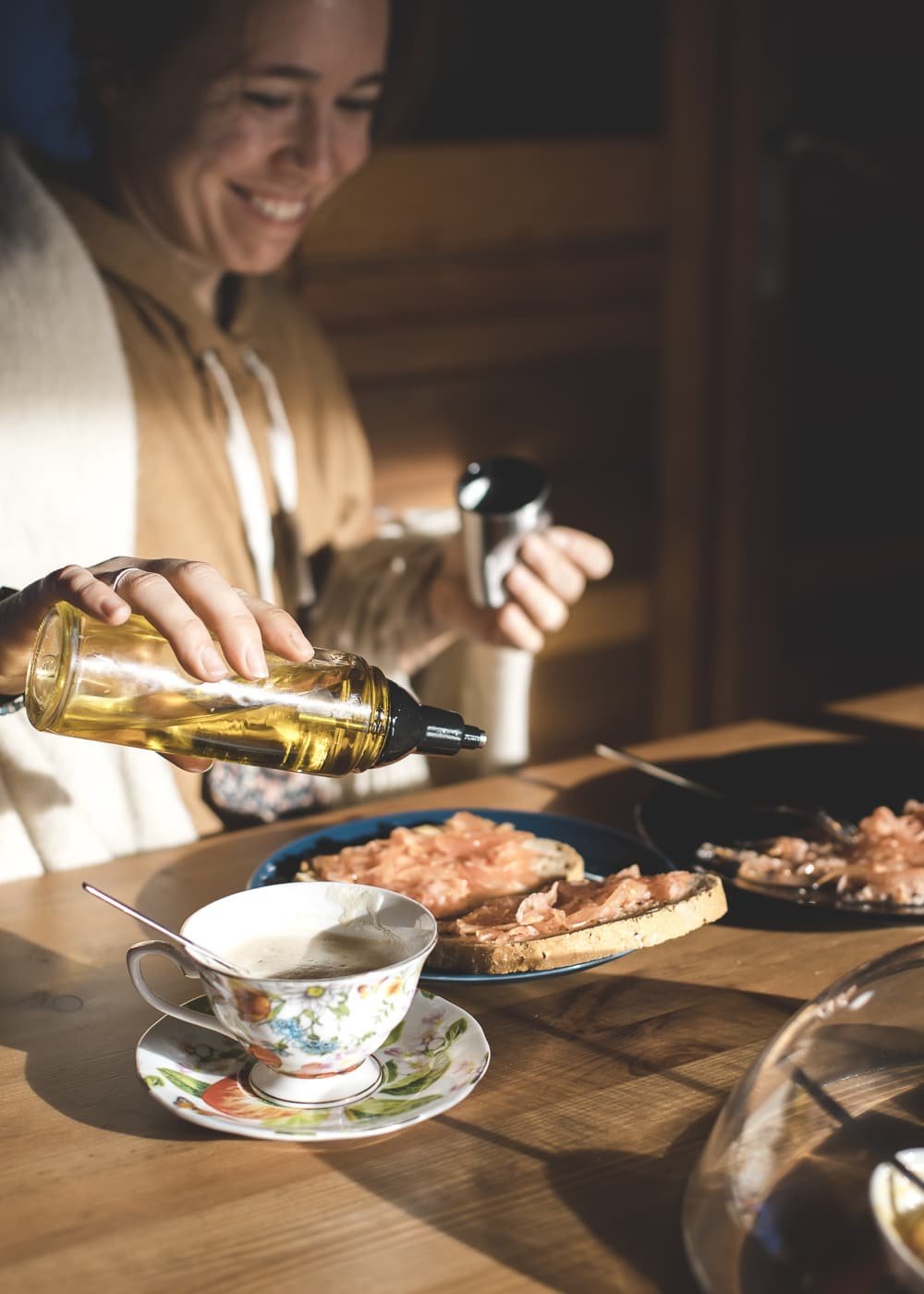 Fotografía profesional de una persona desayunando tostadas en una casa rural