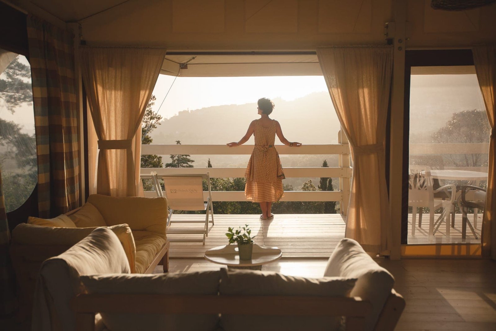 Fotografía profesional de una modelo n un glamping en la Toscana