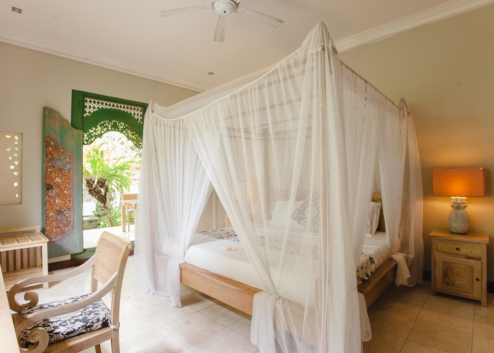 Fotografía profesional del interior de una cama en una de las habitaciones del Honeymoon Guesthouse