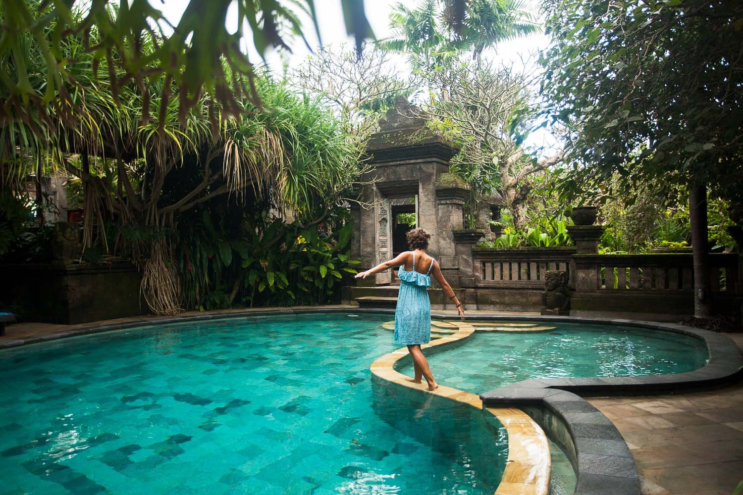 Fotografía profesional de una modelo caminando por el borde de una piscina en Bali