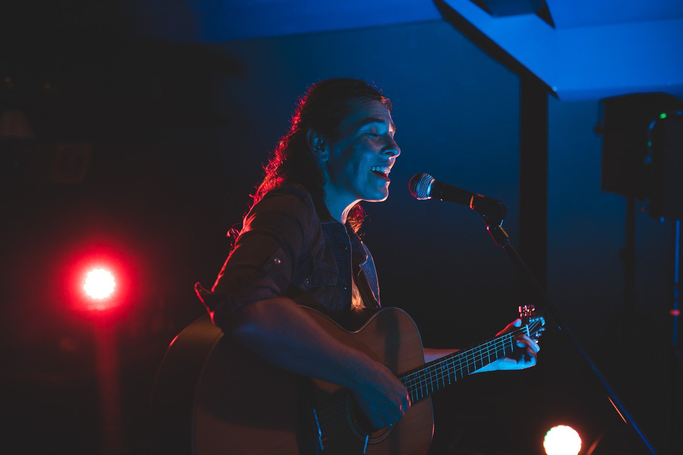 Fotografía profesional de Itziar Madariaga en un concierto en el bar Muelle en Bilbao