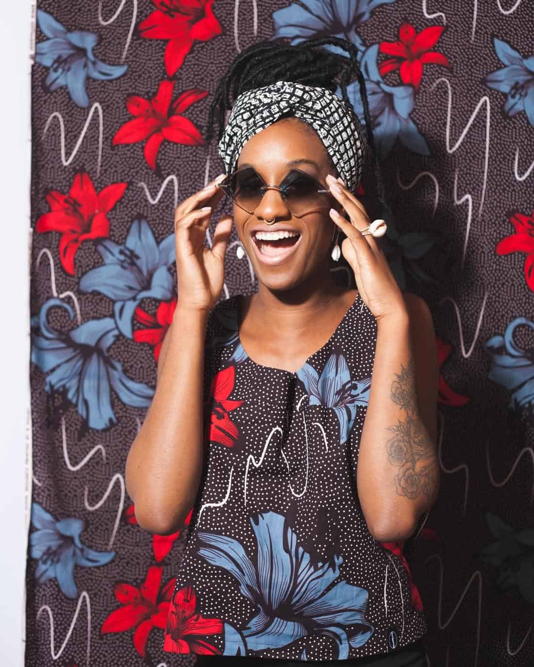 Retrato de una modelo profesional sonriente vestidas con prendas de la marca Mama Kitenge