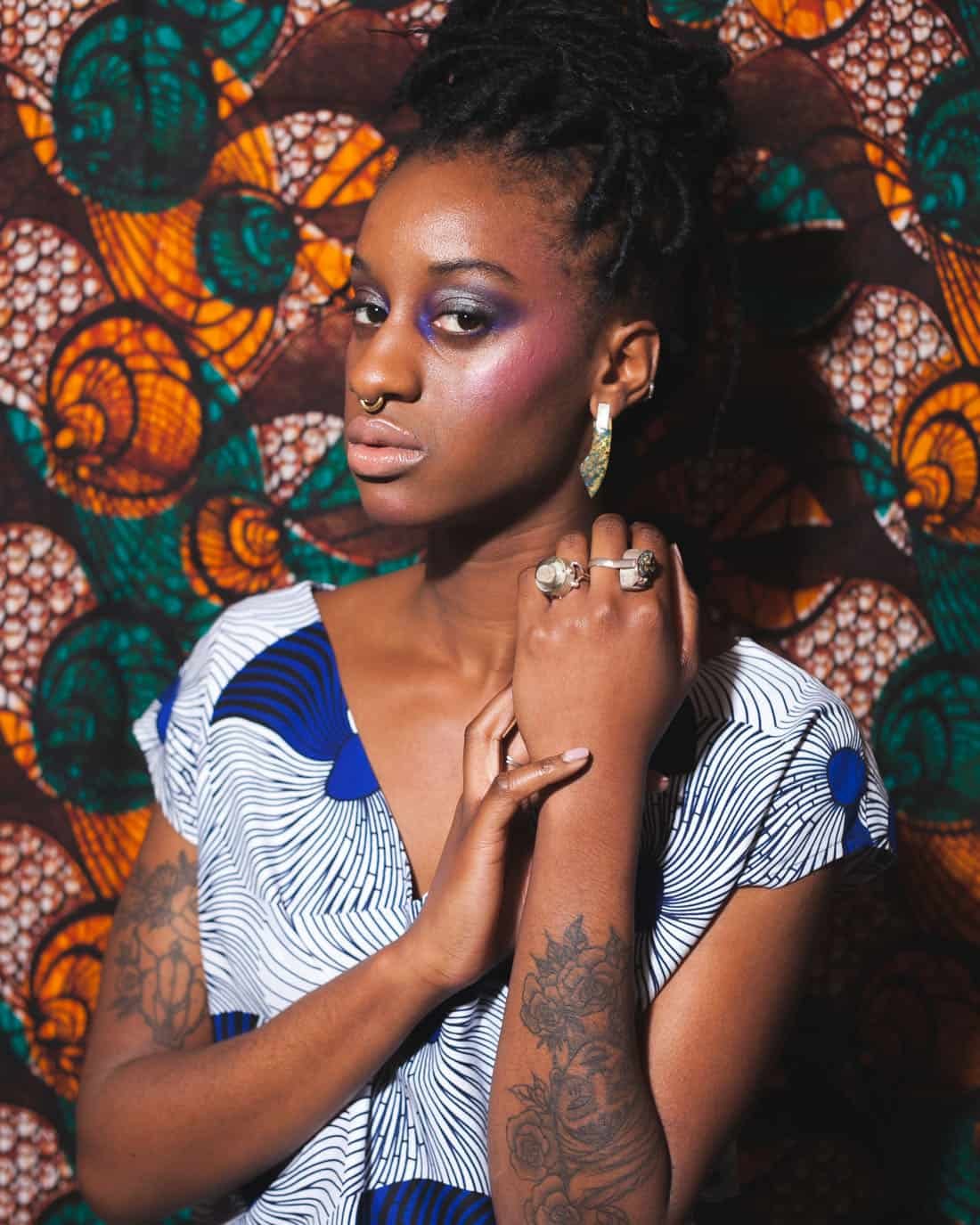 Retrato profesional de una modelo con una camisa azul de Mama Kitenge