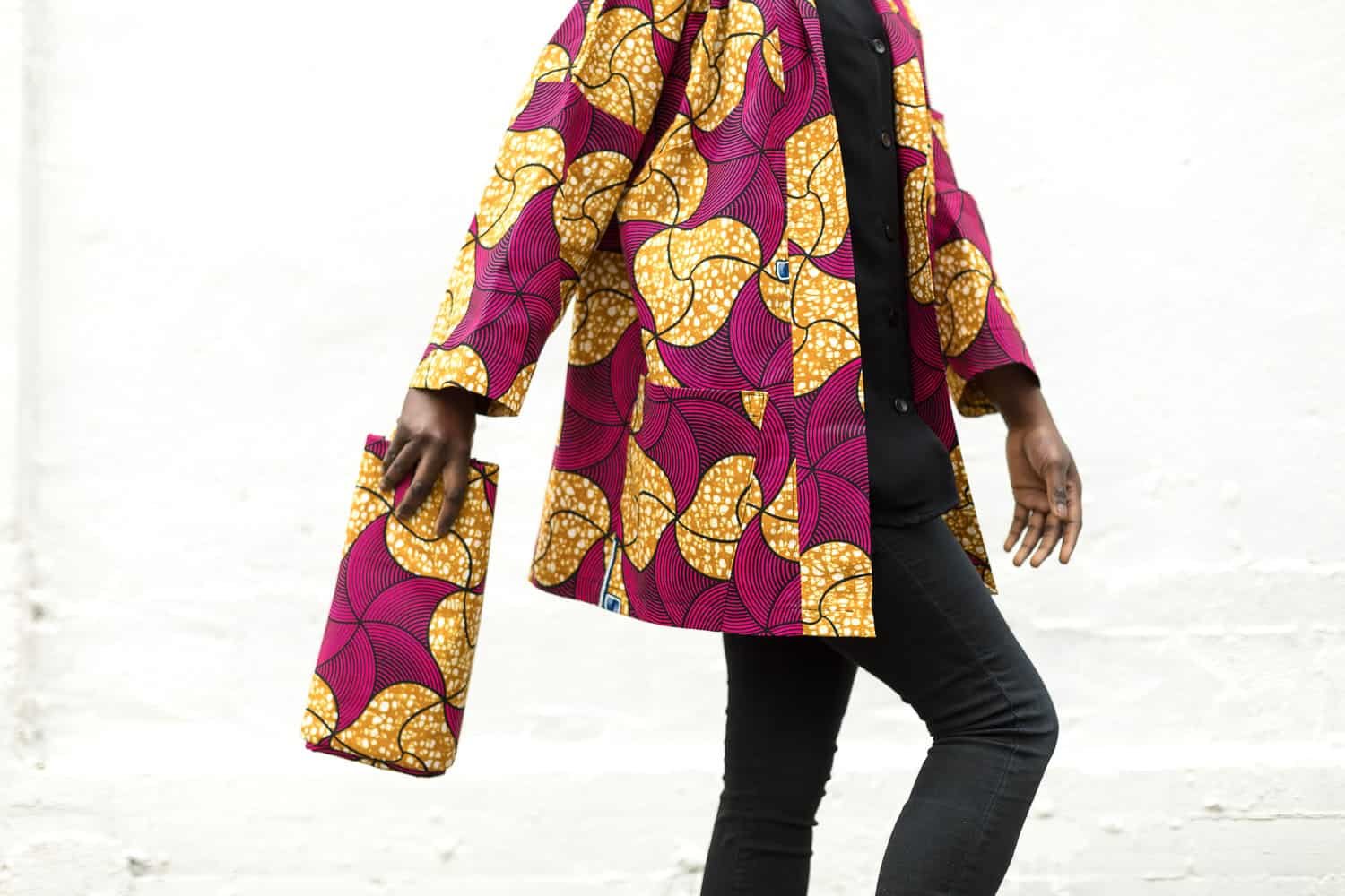 Fotografía profesional de producto de una camisa con estampado africano de mama kitenge en Zorrozaurre en Bilbao