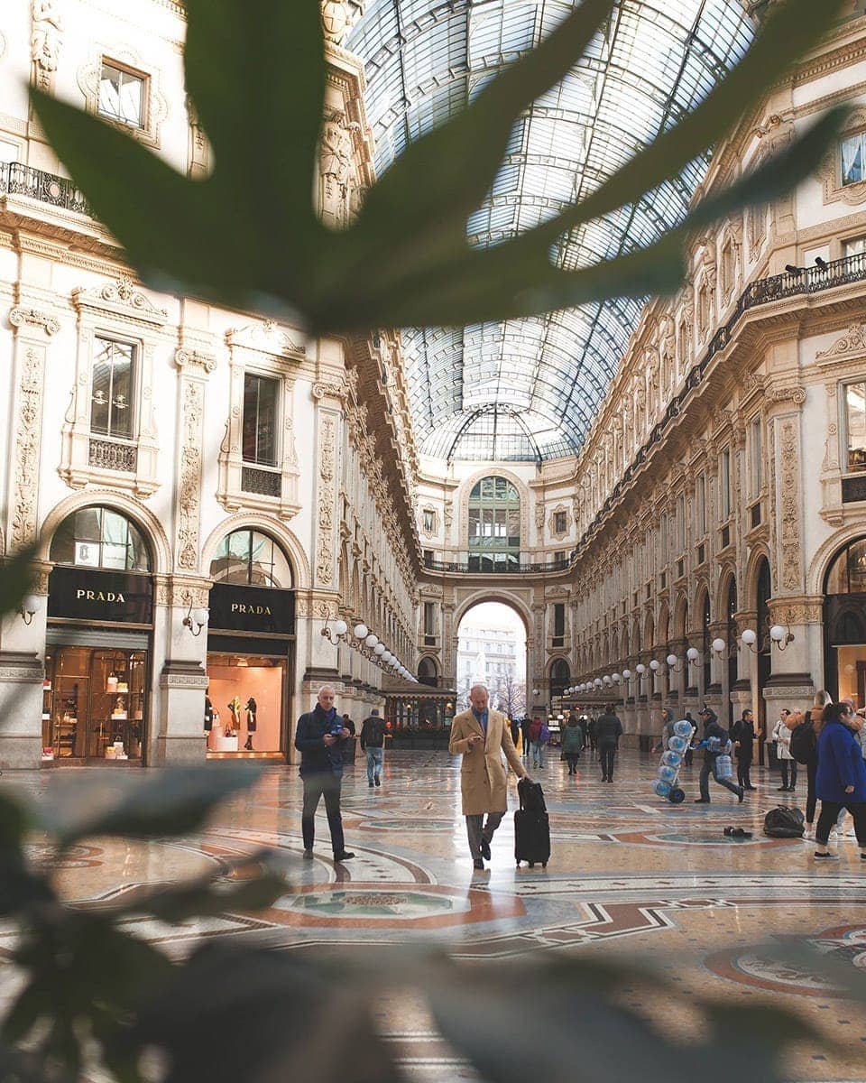 Hombre de negocios paseando por la Quizás quisiste decir: galleria milano Galería Víctor Manuel II en Milán