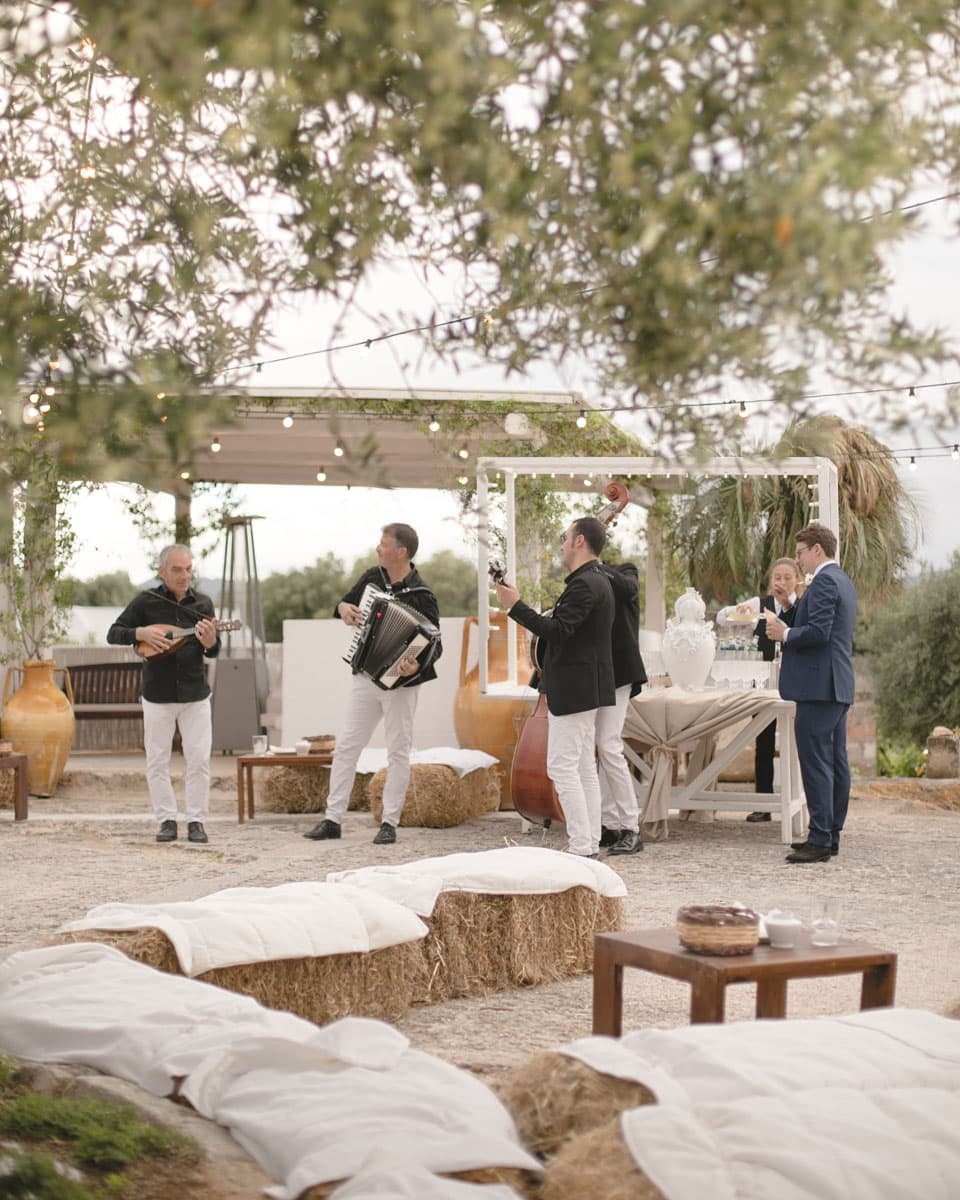 Fotografía profesional de un grupo de música tocando en una boda