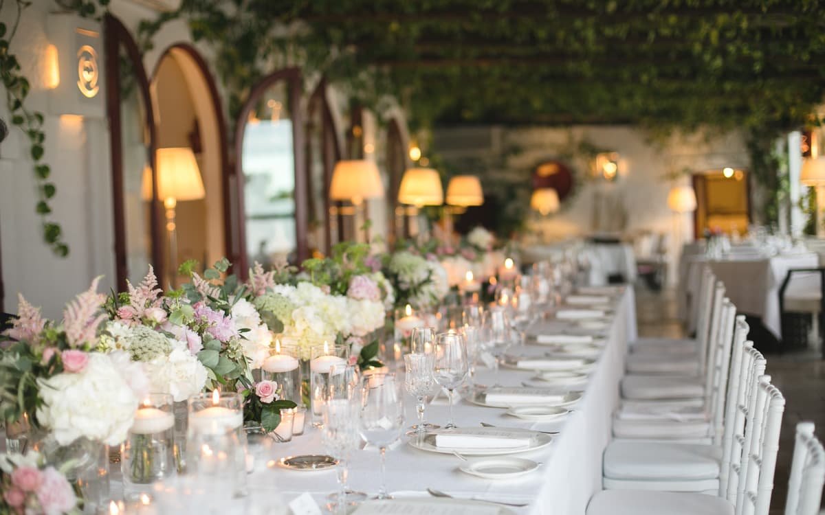 Fotografía profesional de una mesa preparada para una boda en el restaurante de la Masseria Coccaro