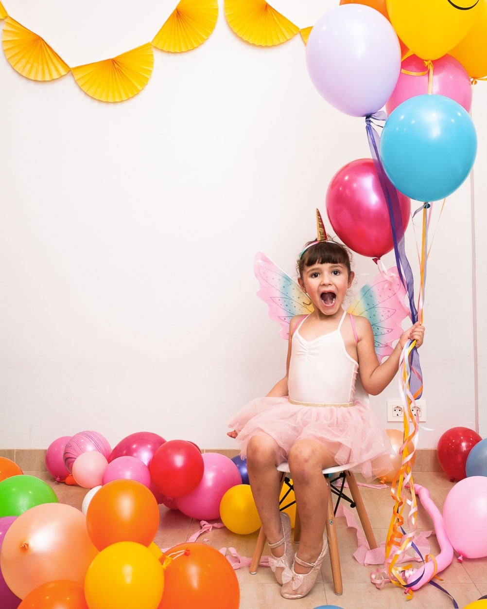 Niña con globos en una fiesta en el local Txokolate de Bilbao