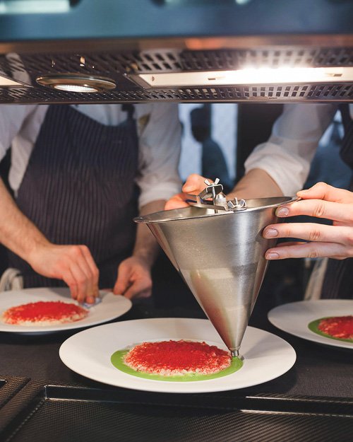 Chef preparando un plato de comida