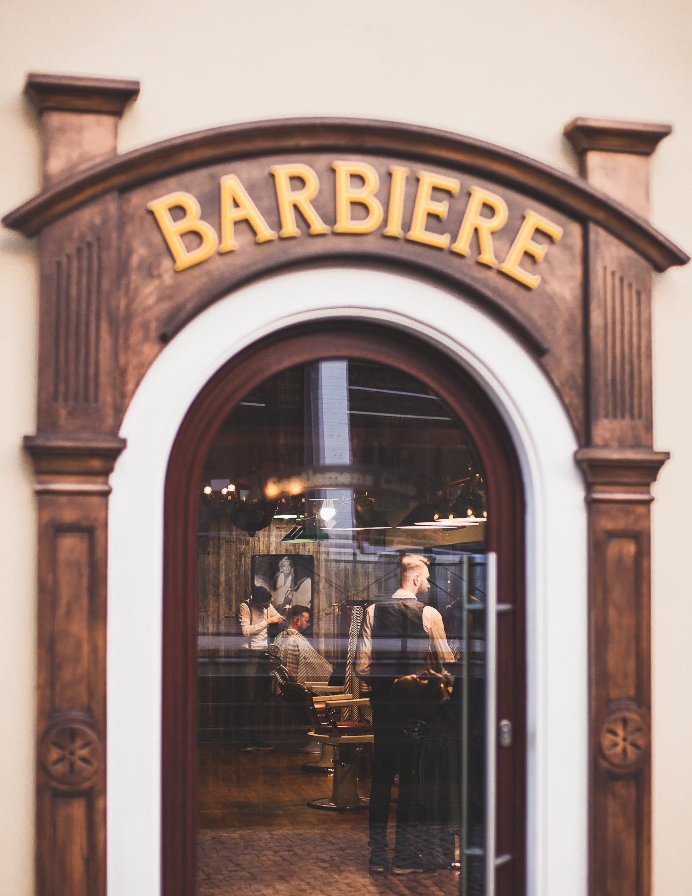 Peluqueros dentro de la peluquería The Heritage en Friburgo Alemania