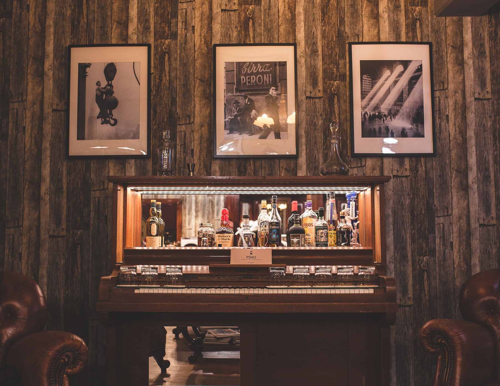 Piano con minibar dentro de la barbería The Heritage en Friburgo