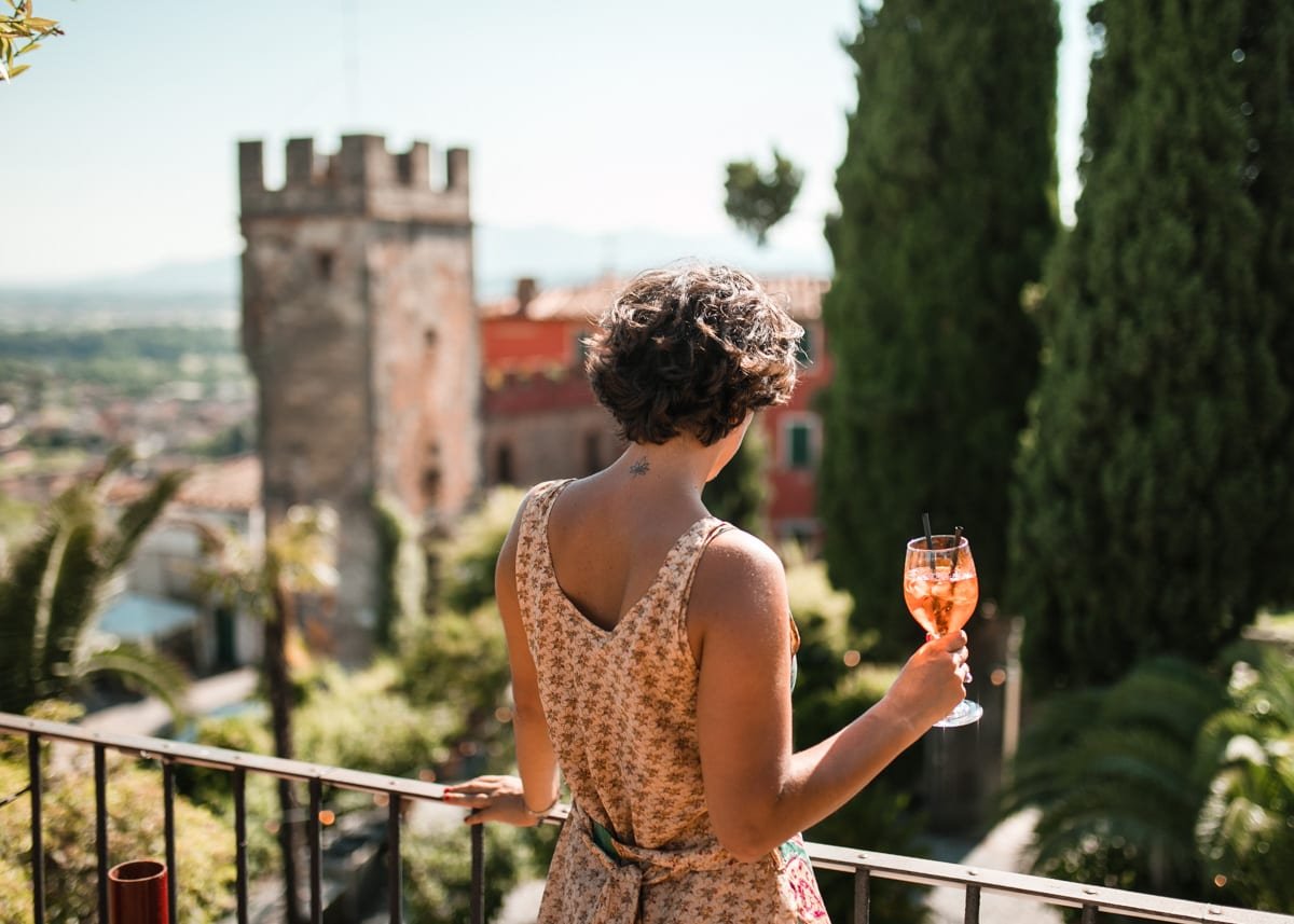 Fotografía profesional de una modelo sujetando una copa en un hotel en la toscana