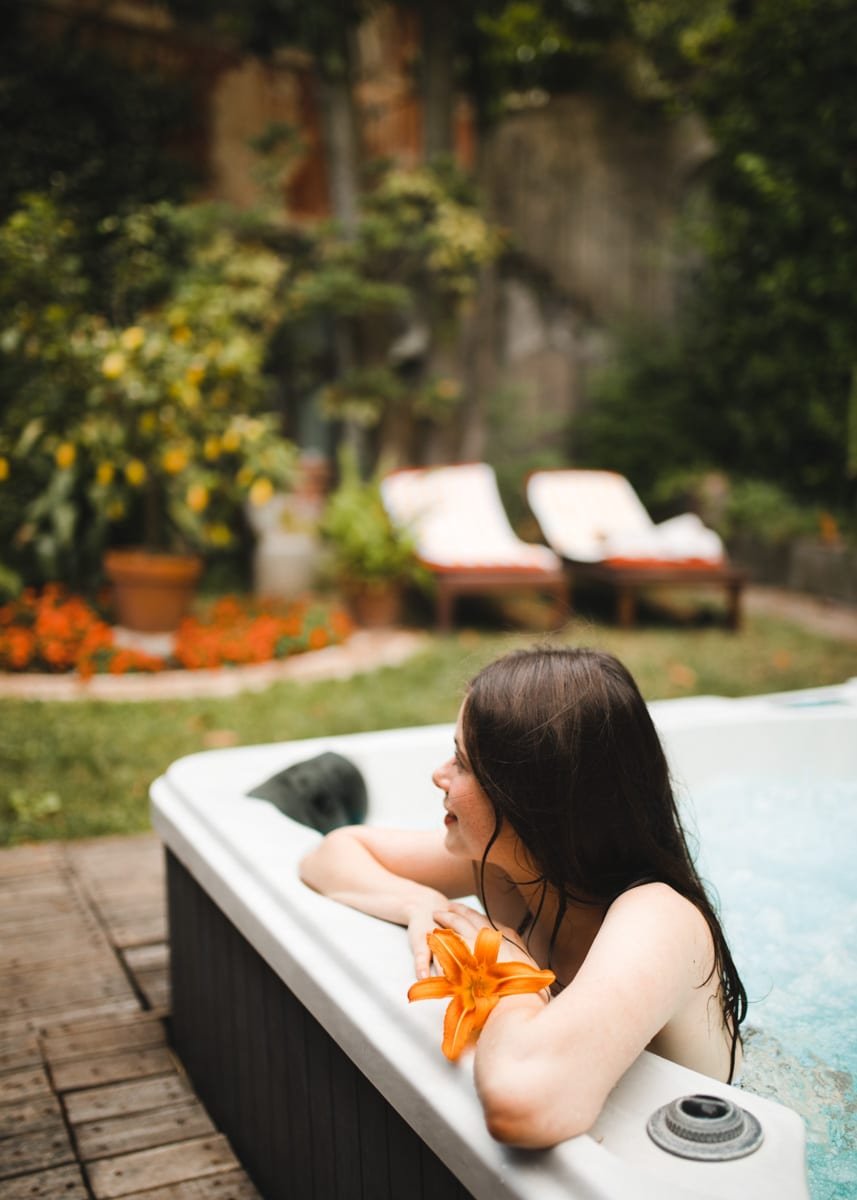 Fotografía profesional de una mujer dentro de la pisicina de un hotel