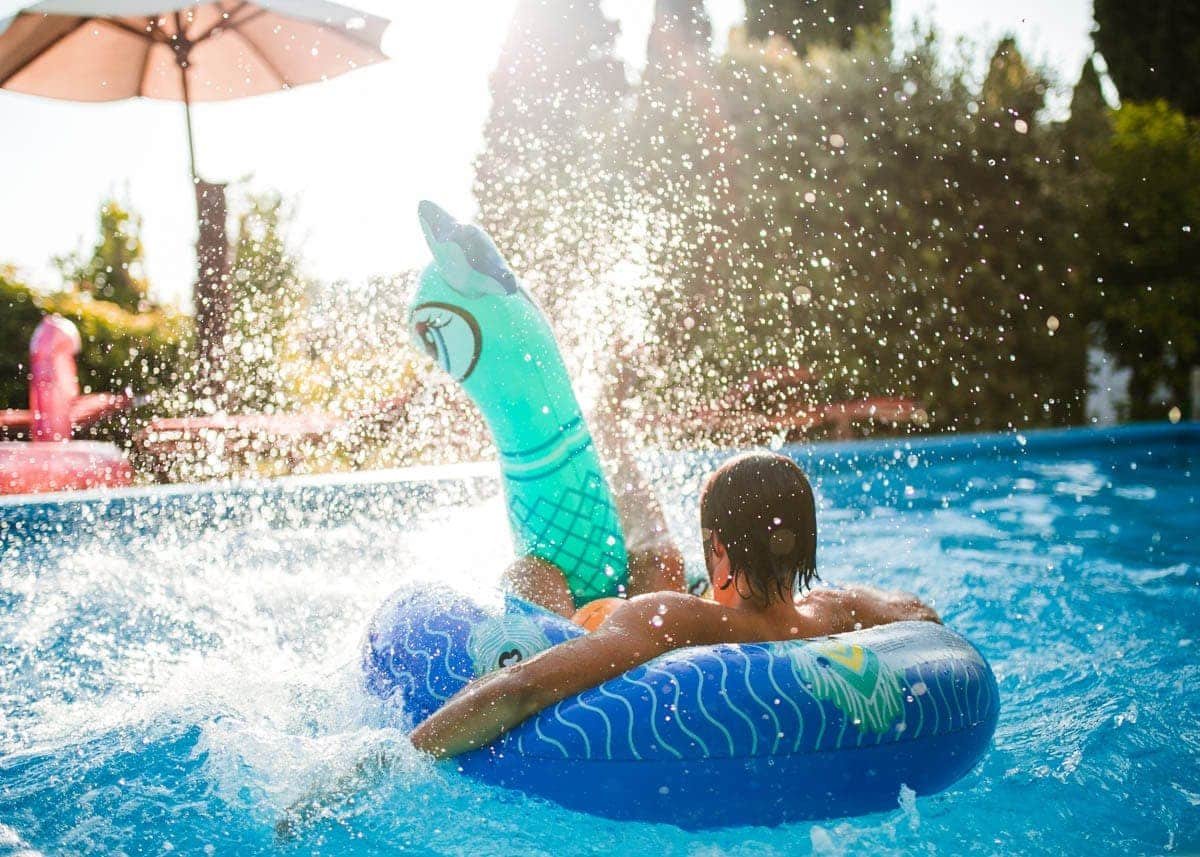 Fotografía profesional de estilo de vida de una persona salpicando en una pisicina