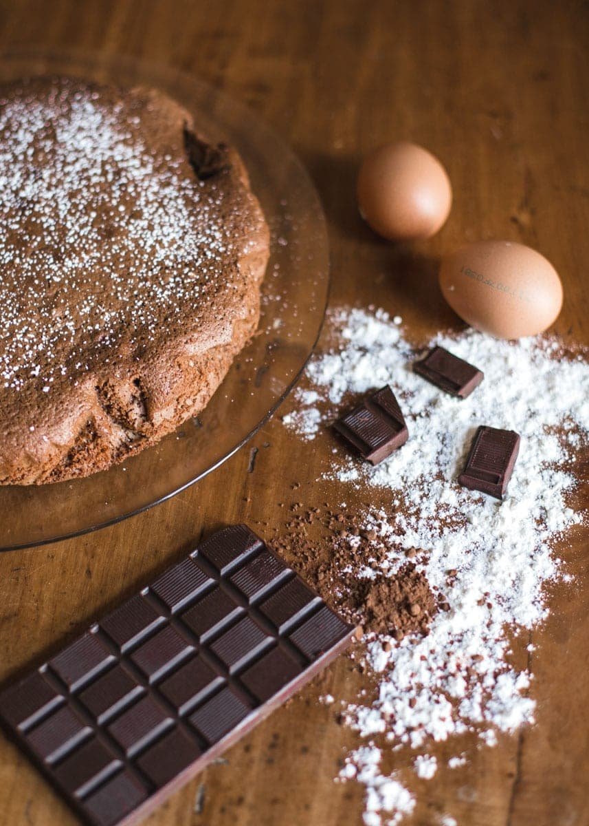 Fotografía profesional de un bollo junto a una tableta de chocolate y huevos