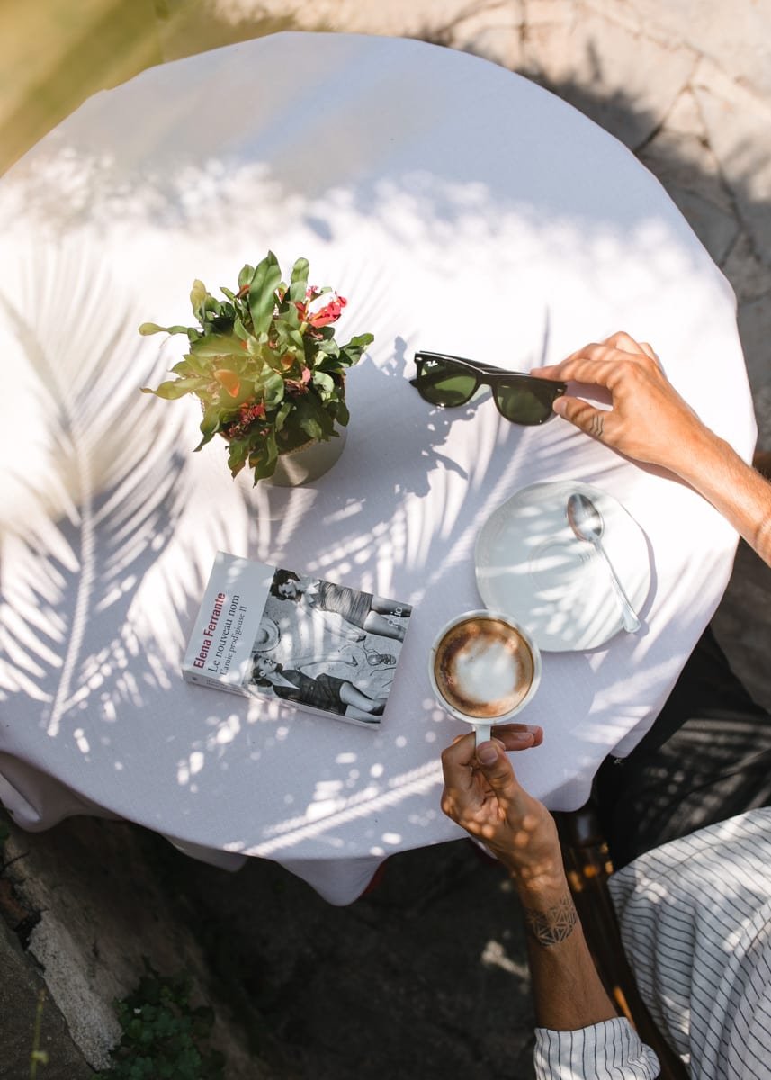 Fotografía profesional de estilo de vida de una persona tomando un café en una terraza